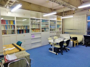 本棚が設置され書籍を収納，新しい研究室25-512
