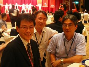 左から大須賀教授（大阪大学，SICE2010 General co-chair），杉江教授（京都大学），そして足立です。